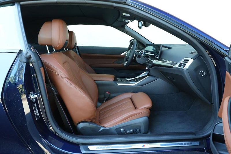 BMW Řada 4 M440i xDrive Convertible - fotka 24 z 27