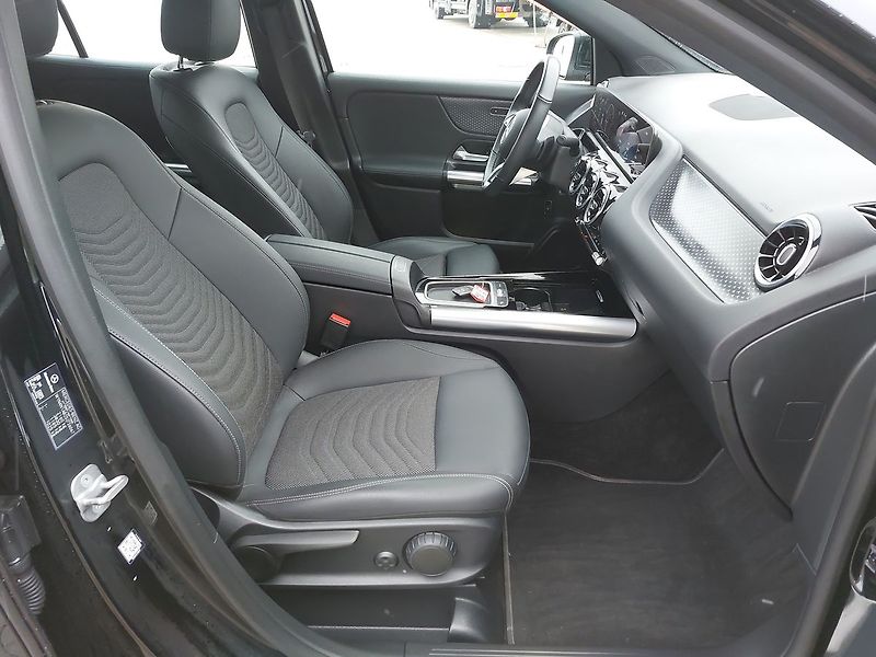 Mercedes-Benz GLA GLA180d - fotka 10 z 26