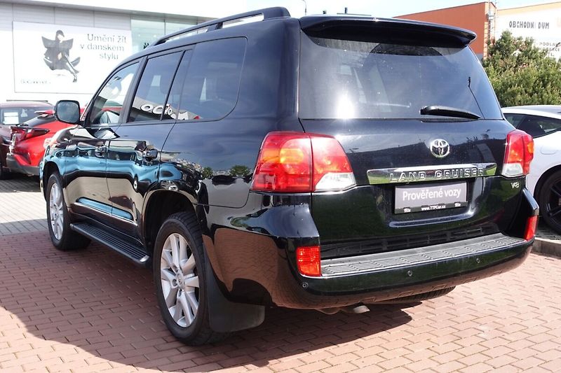 Toyota Land Cruiser 4.5D-4D V8 200kW 6A/T Lux+ - fotka 6 z 35
