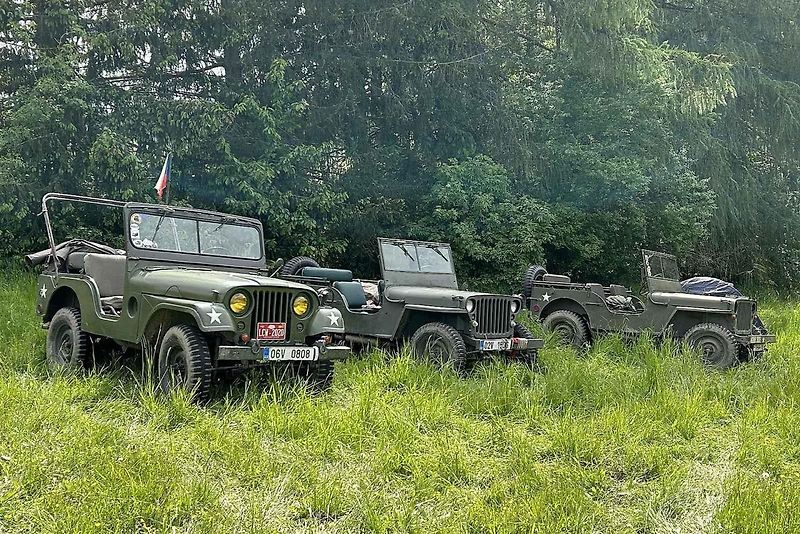 Veterány soutěžící o Zlomenou poloosu při své zastávce v Koutech.