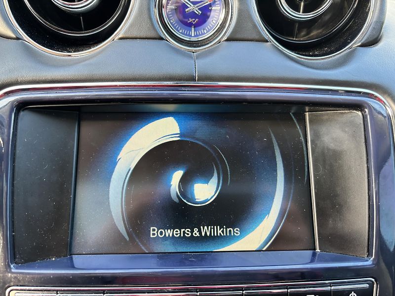 Jaguar XJ (2010) 3.0V6D Alu kola, rezervace - fotka 32 z 35