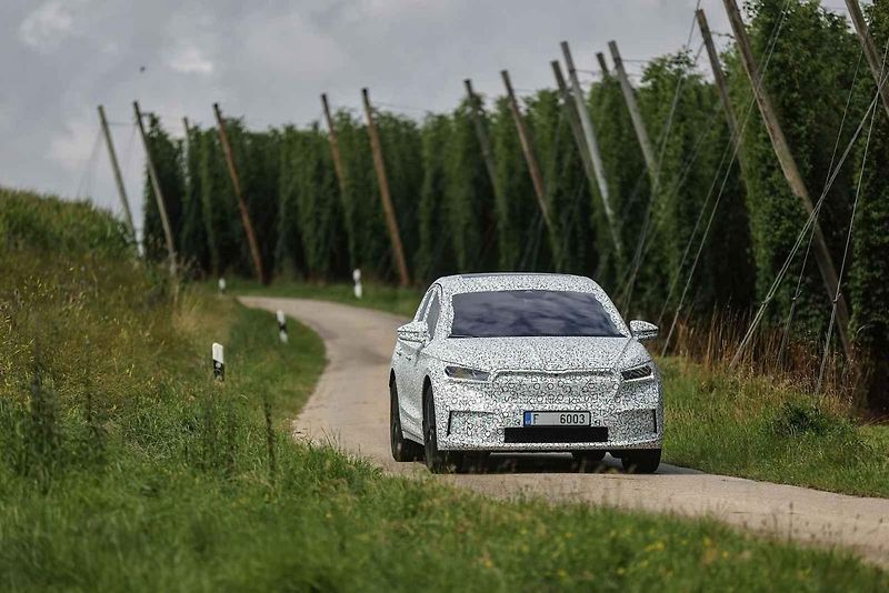 Vybraní motorističtí novináři již za sebou mají první testovací kilometry s Enyaqem iV Coupe