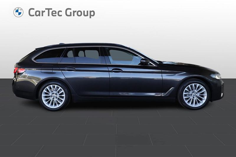 BMW Řada 5 530d xDrive Touring - fotka 7 z 30