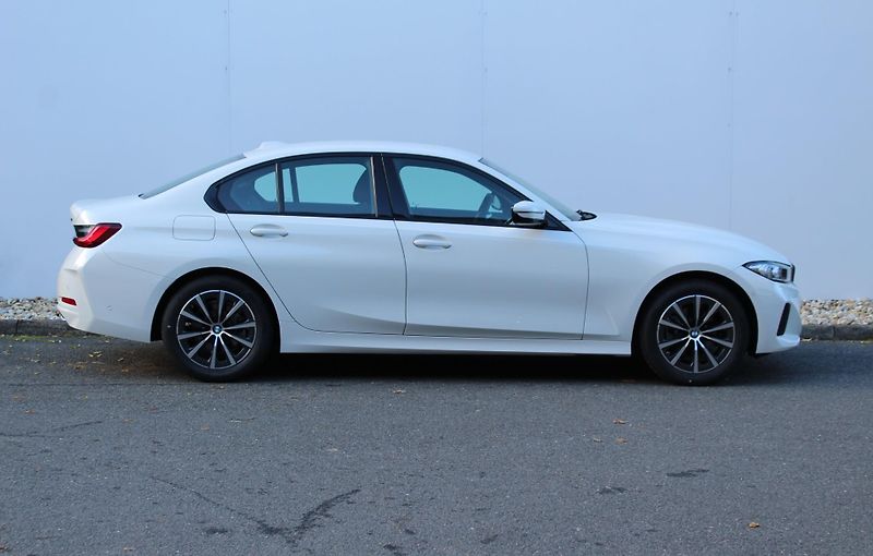 BMW Řada 3 320i sedan - fotka 4 z 14