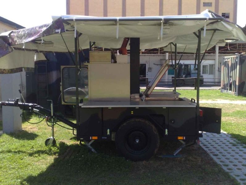 Transport německé polní kuchyně těžkým terénem na východní frontě.
