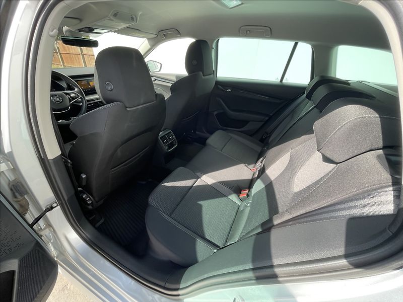 Škoda Octavia 2,0 TDI Combi Ambition Plus - fotka 16 z 23