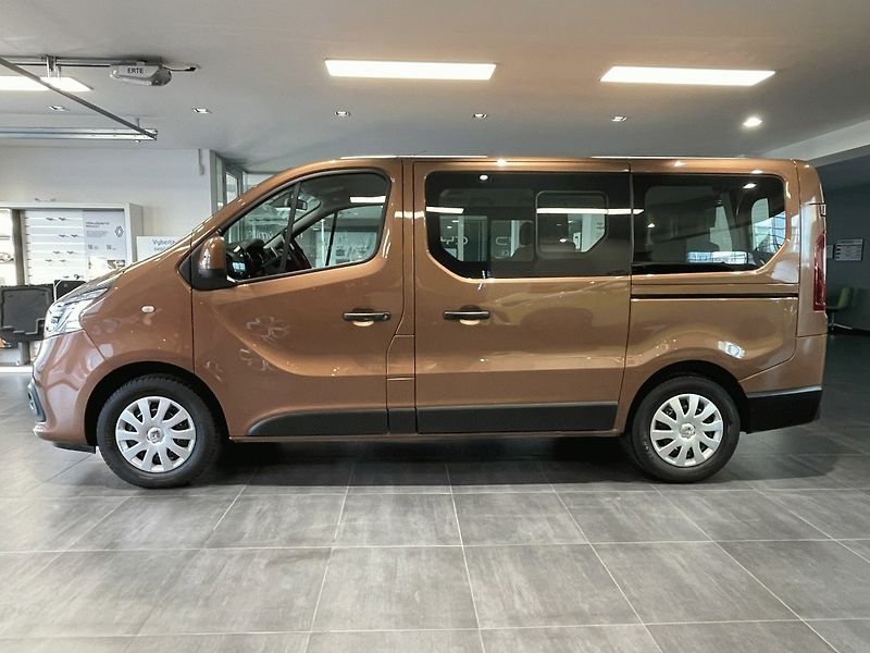 Renault Trafic (2021) Passenger L1 2,0dCi 145k 9míst - fotka 2 z 25
