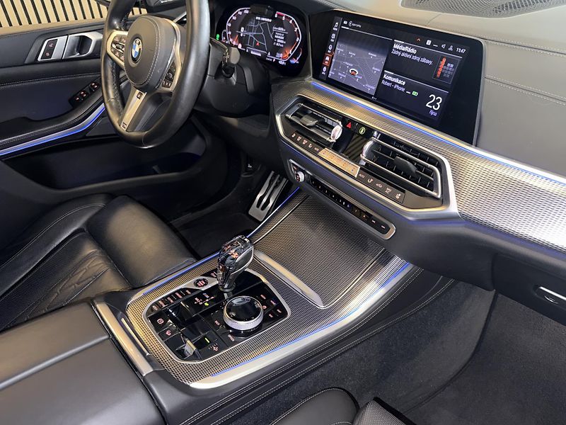 BMW X5 M50d HUD Vzduch H/K Tažné CZ - fotka 19 z 46