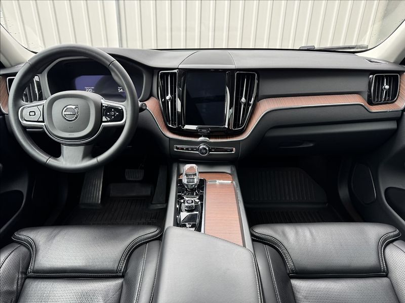 Volvo XC60 2,0 T8 AWD Recharge Plus Dark - fotka 25 z 50