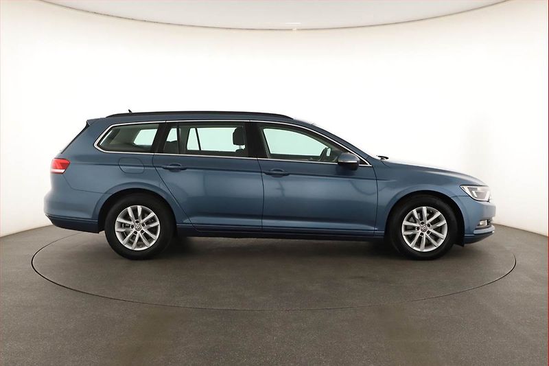 Volkswagen Passat (2015) 2.0 TDI, Automat, Navi - fotka 6 z 20
