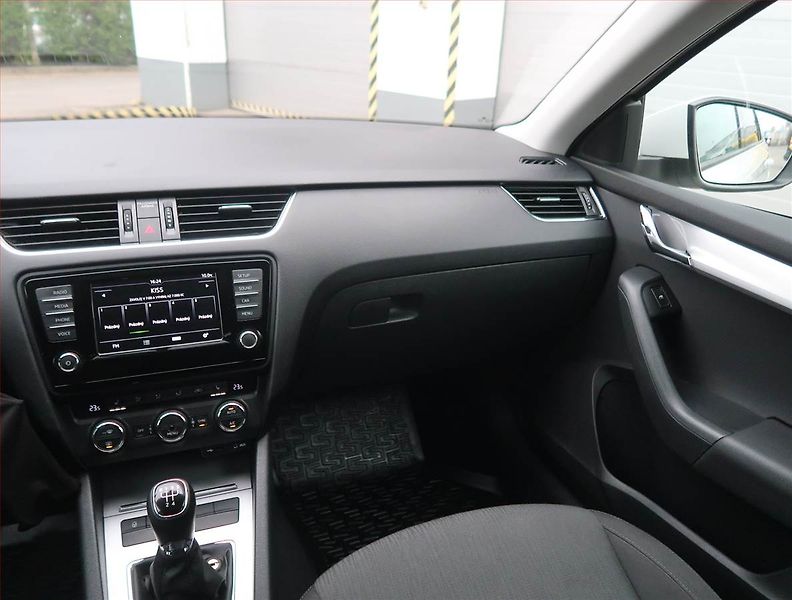 Škoda Octavia (2015) 1.6 TDI, Xenony, Tempomat - fotka 8 z 22
