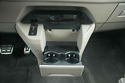Nad vyklápěcími držáky na pití najdete přihrádku na mobil a USB zásuvky.