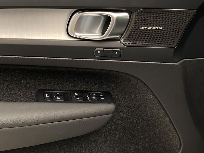 Volvo XC40 (2025) B3 AUT DARK PLUS - fotka 26 z 64
