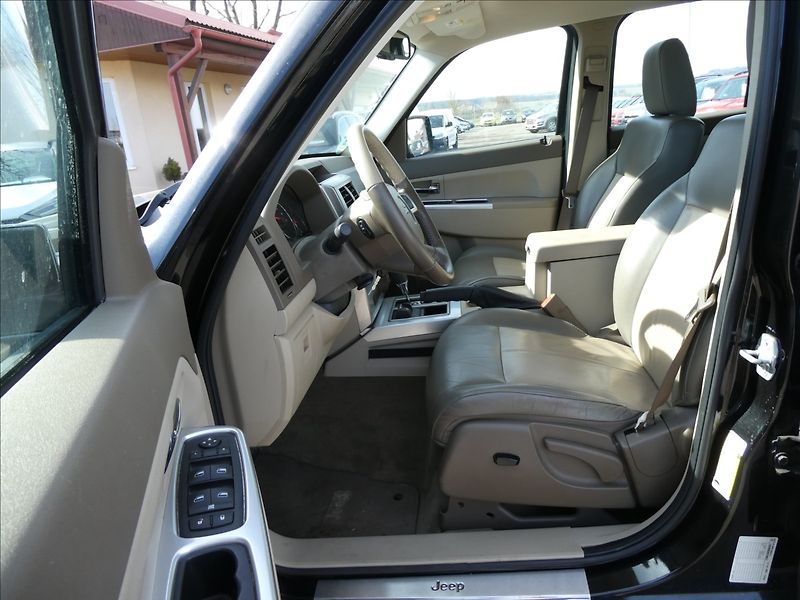 Jeep Cherokee 3,7 L 151kW 4x4, automat - fotka 14 z 37