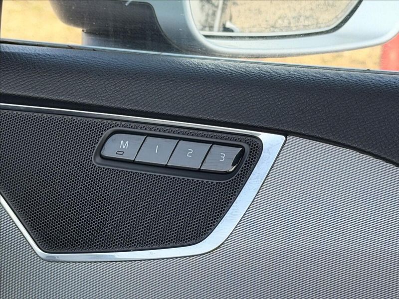Volvo XC90 2,0 R-DESIGN SERVISKA TAŽNÉ - fotka 18 z 42