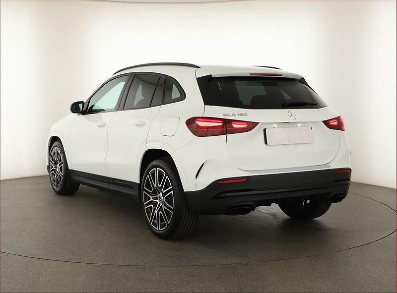 Mercedes-Benz GLA (2025) 180, AMG Line, Navigace - fotka 4 z 25