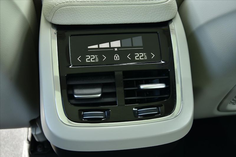Volvo XC60 T5 184kW AWD INSCRIPTION ČR - fotka 31 z 32