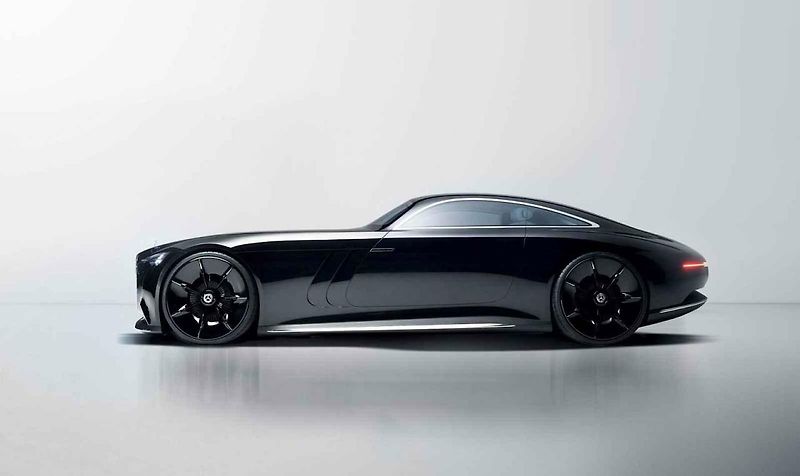 Mercedes-Benz Vision Iconic kombinuje retro-futuristický design. Auto se dobíjí přes solární lak.