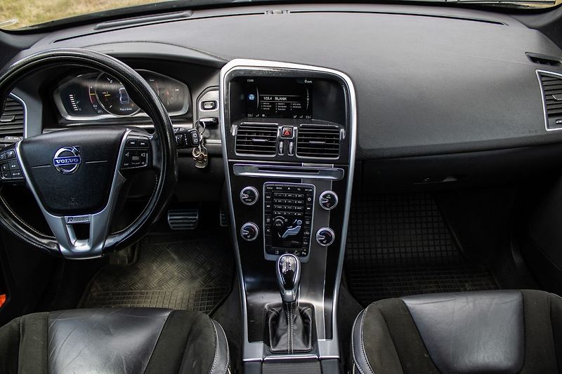 Volvo XC60 Rdesign, nový motor v záruce - fotka 11 z 33