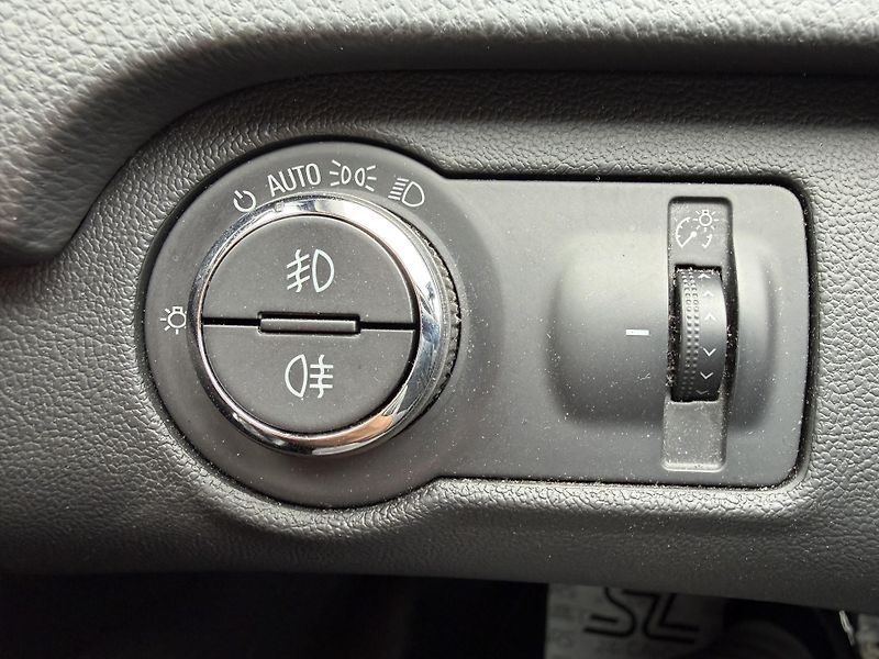 Opel Insignia 1.6 SIDI XENON NAVIGACE TAŽNÉ - fotka 16 z 48