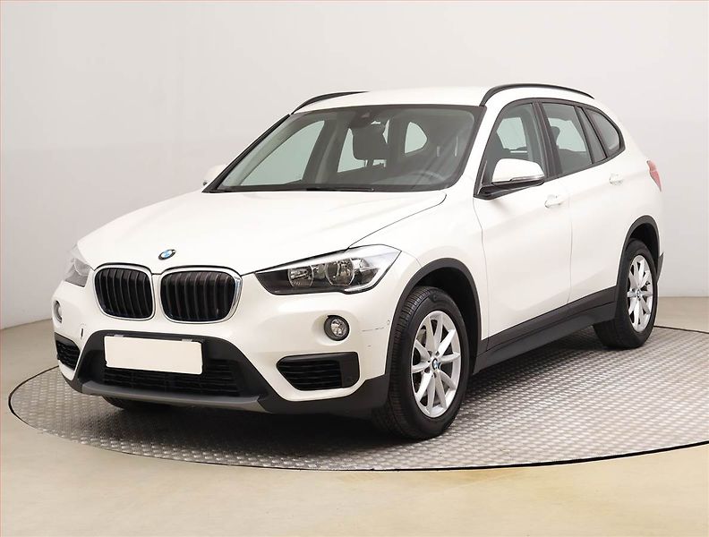 BMW X1 (2018) sDrive18i, Automat, Navi - fotka 2 z 21