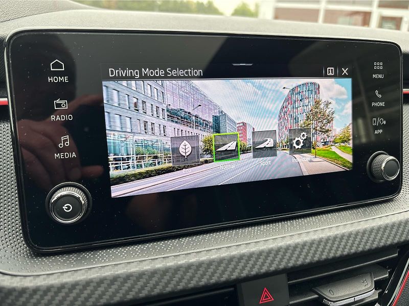 Škoda Scala 1,0 TSI 85 kW MONTE CARLO DSG - fotka 20 z 30