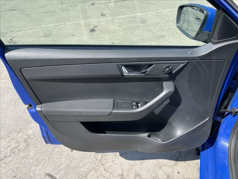 Škoda Fabia 1,0 TSI Combi Ambition Plus - fotka 13 z 21