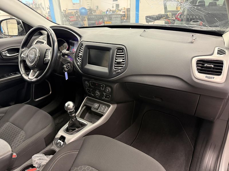 Jeep Compass 1.6 Multijet 88 kW - fotka 15 z 18