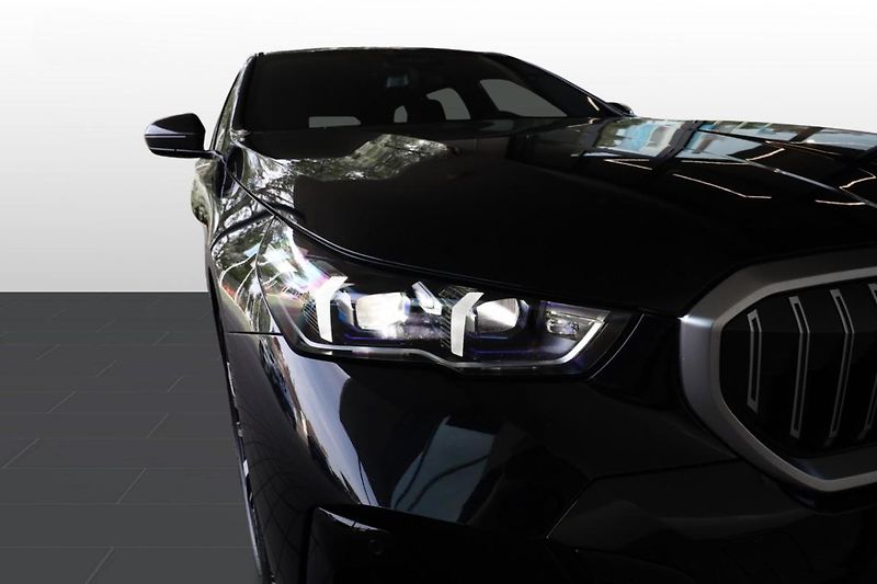 BMW Řada 5 540d xDrive Touring - fotka 25 z 35