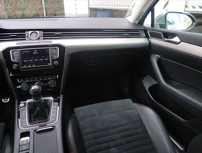 Volkswagen Passat (2015) Highline 2.0 TDI, Serv.kniha - fotka 8 z 19