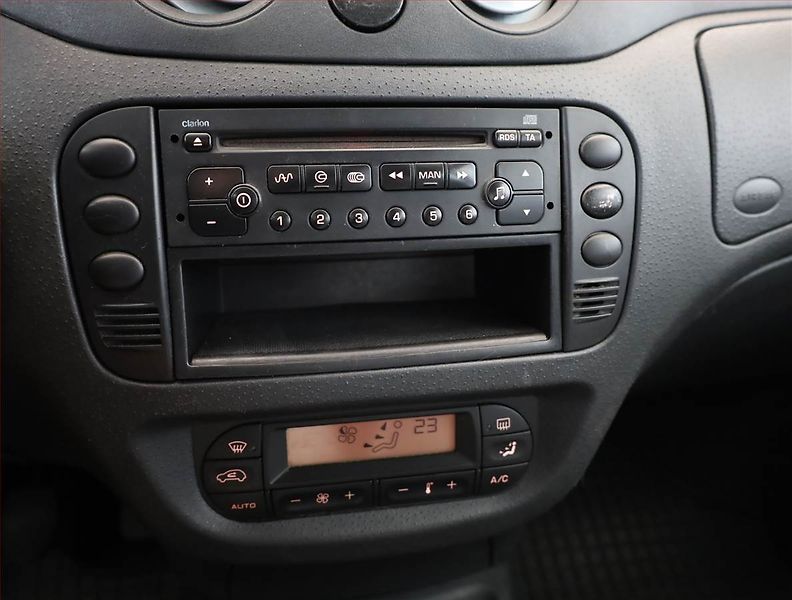 Citroën C3 (2004) Exclusive 1.4 i, nová STK - fotka 9 z 15