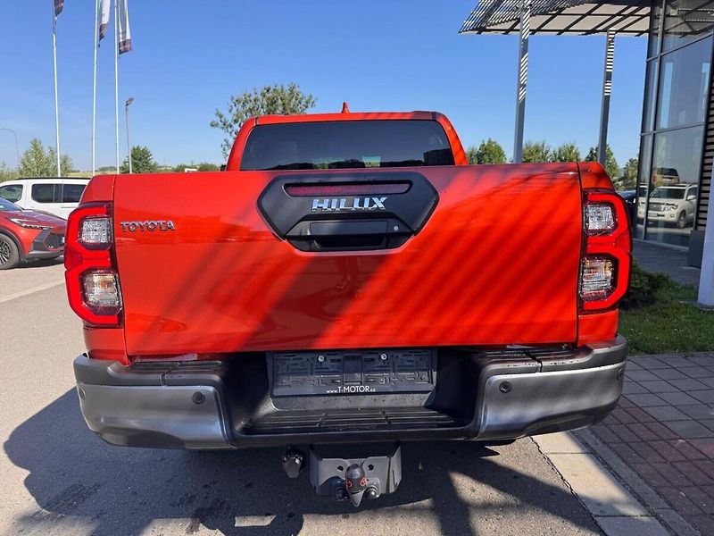 Toyota Hilux 2.8 Invincible 4x4 - fotka 7 z 13