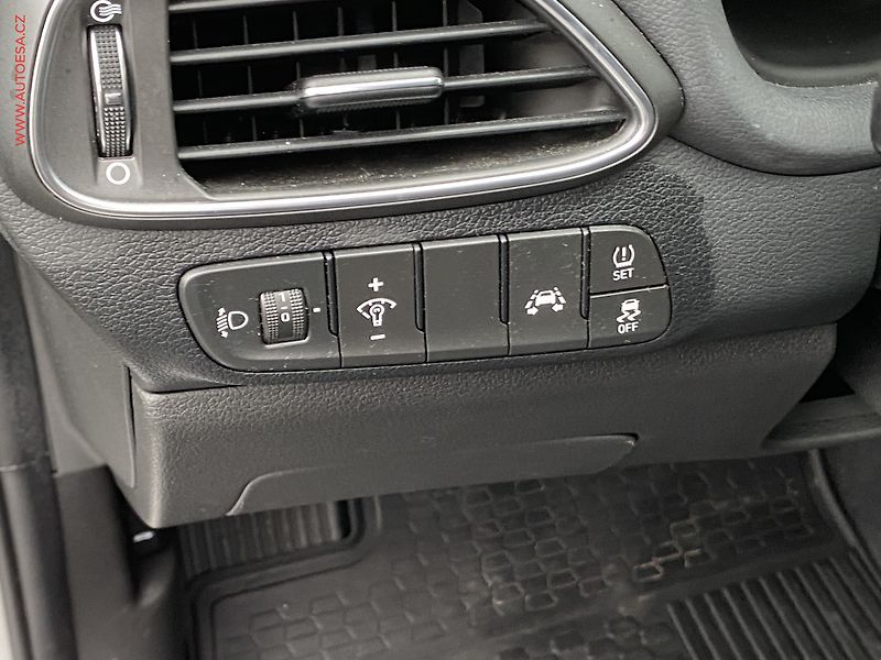 Hyundai i30 (2019) 1.4 CVVT, ČR, AC, park.asist - fotka 14 z 17