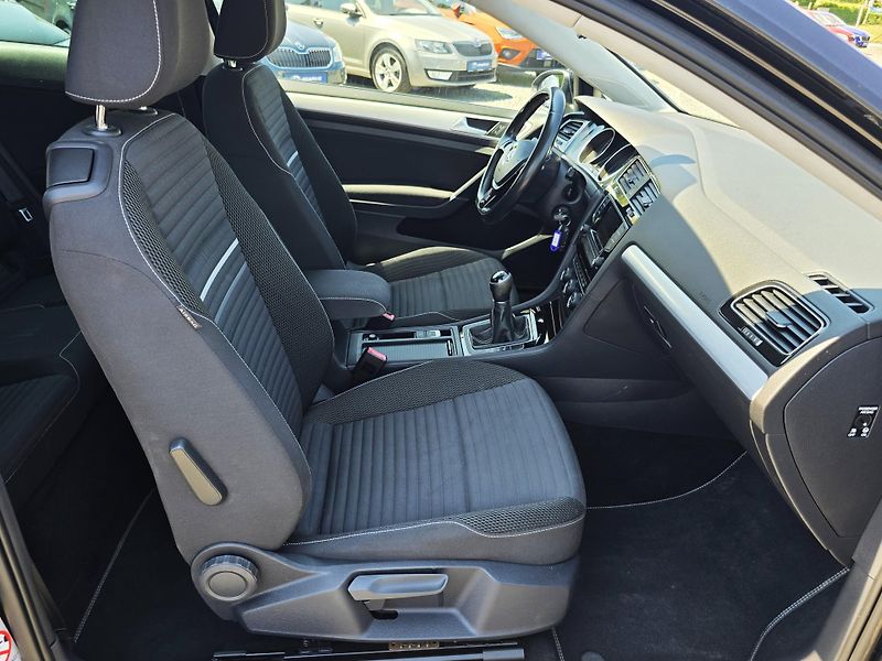Volkswagen Golf 1.2TSI 63 KW CUP  - fotka 16 z 20
