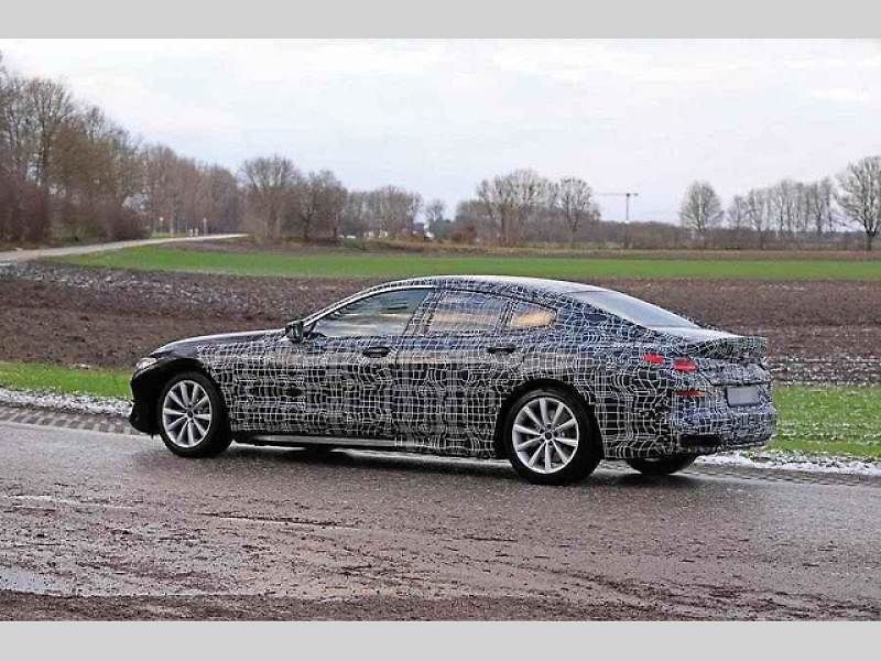 Zamaskovná testovací mula BMW řady 8 Gran Coupé.