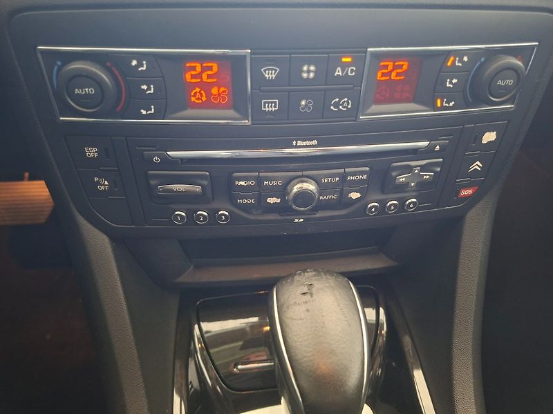 Citroën C5 (2011) TOURER 2.0HDi 120kW AUT - fotka 15 z 49