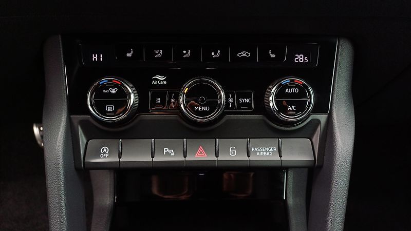 Škoda Karoq 2.0 TDI 110kW DSG 4x4 WEBASTO - fotka 33 z 50