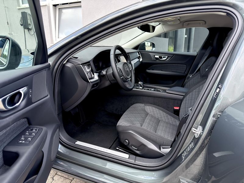 Volvo V60 B4 FWD CORE // REZERVACE // - fotka 12 z 35