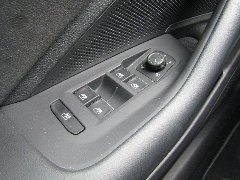Volkswagen Passat Variant (2024) 2.0 TDI 110kW DSG ACC - fotka 35 z 47