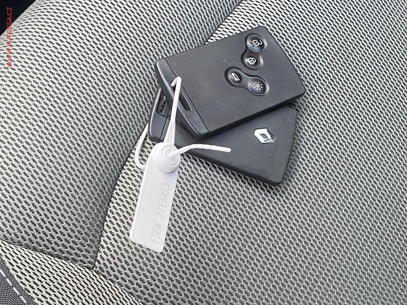 Renault Captur (2015) 0.9 TCe, Dynamique, +kola - fotka 16 z 17