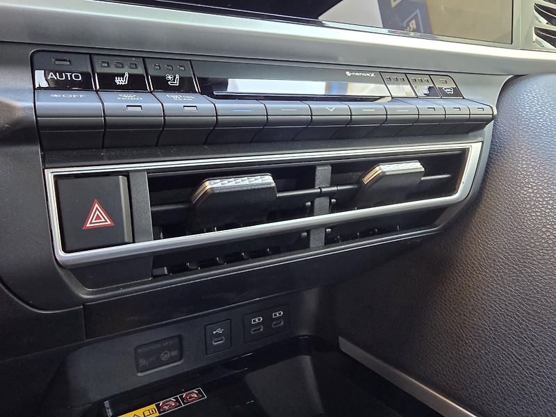 Toyota Camry 2.5-HEV-ZÁRUKA-1.MAJ-FOLIE - fotka 23 z 29