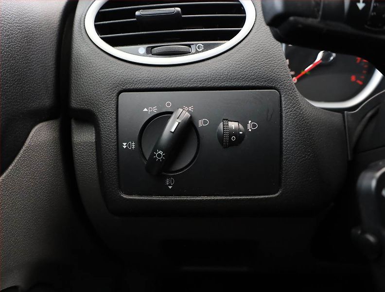 Ford Focus (2010) 1.6 16V, Automat, po STK - fotka 12 z 14