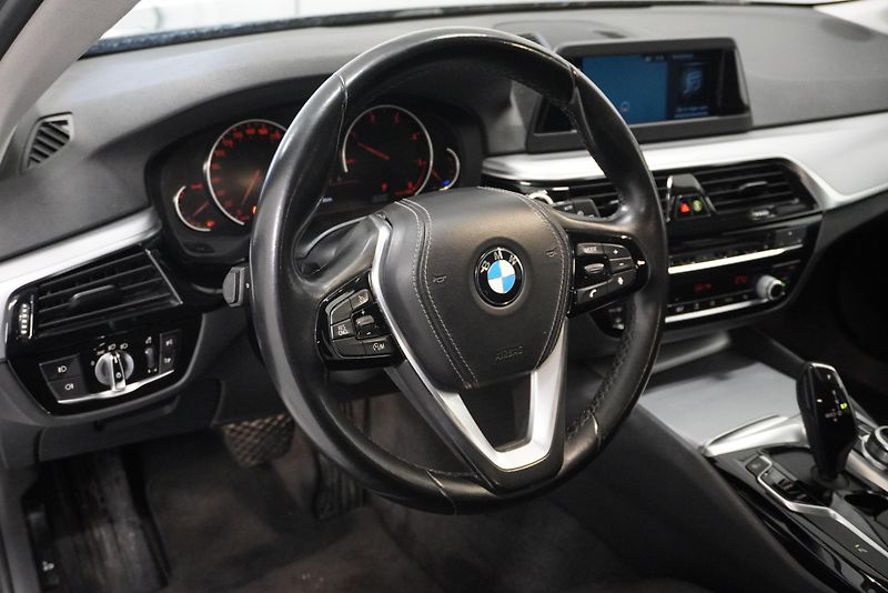 BMW Řada 5 (2018) 520D TOURING STEPTRONIC - fotka 13 z 27