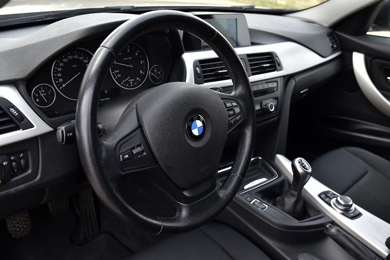BMW Řada 3 318d (2.0) 6st, NAVI, ALU, PDC - fotka 8 z 51