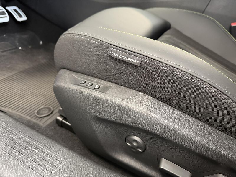 Peugeot 408 (2026) GT Plug-in HYBRID 240 e-DCS7 - fotka 17 z 33