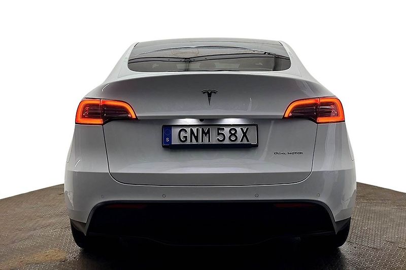 Tesla Model Y Long Range AWD - fotka 7 z 31
