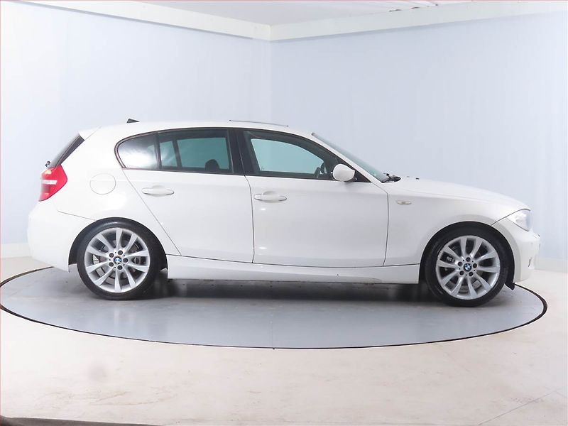 BMW Řada 1 (2009) M Paket 118d, Xenony, Tempomat - fotka 6 z 16