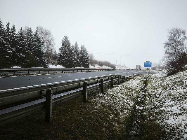Na úseku dálnice D7 u obce Stehelčeves číhá na řidiče dešťová past.