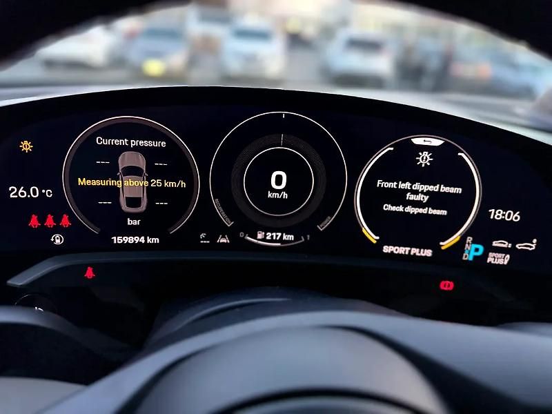 Porsche Taycan (2021) Elektrický sportovní sedan  12 - fotka 11 z 20