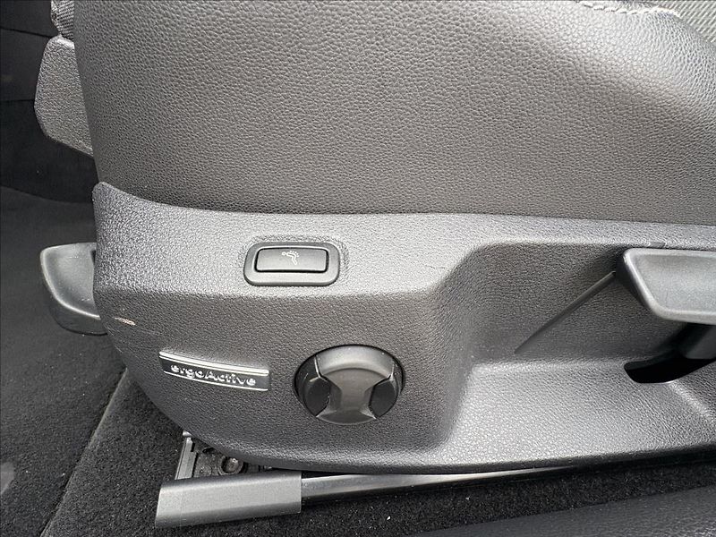 Volkswagen Golf 2,0 TDi 110kW Xen,Pano,Nez.Top - fotka 31 z 41
